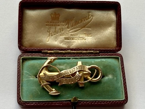 WW1 9ct gold Royal Navy HMS Undaunted Anchor sweetheart badge boxed 40x25mm