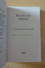 Alexander McCall Smith Autogramm signed Taschenbuch "Blue Shoes and Happiness"