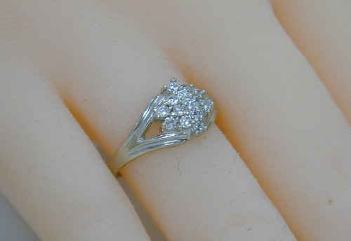 ESTATE 14K WHITE GOLD .30ct DIAMOND CLUSTER RING~SIZE 6 1/2 VINTAGE - Picture 2 of 6