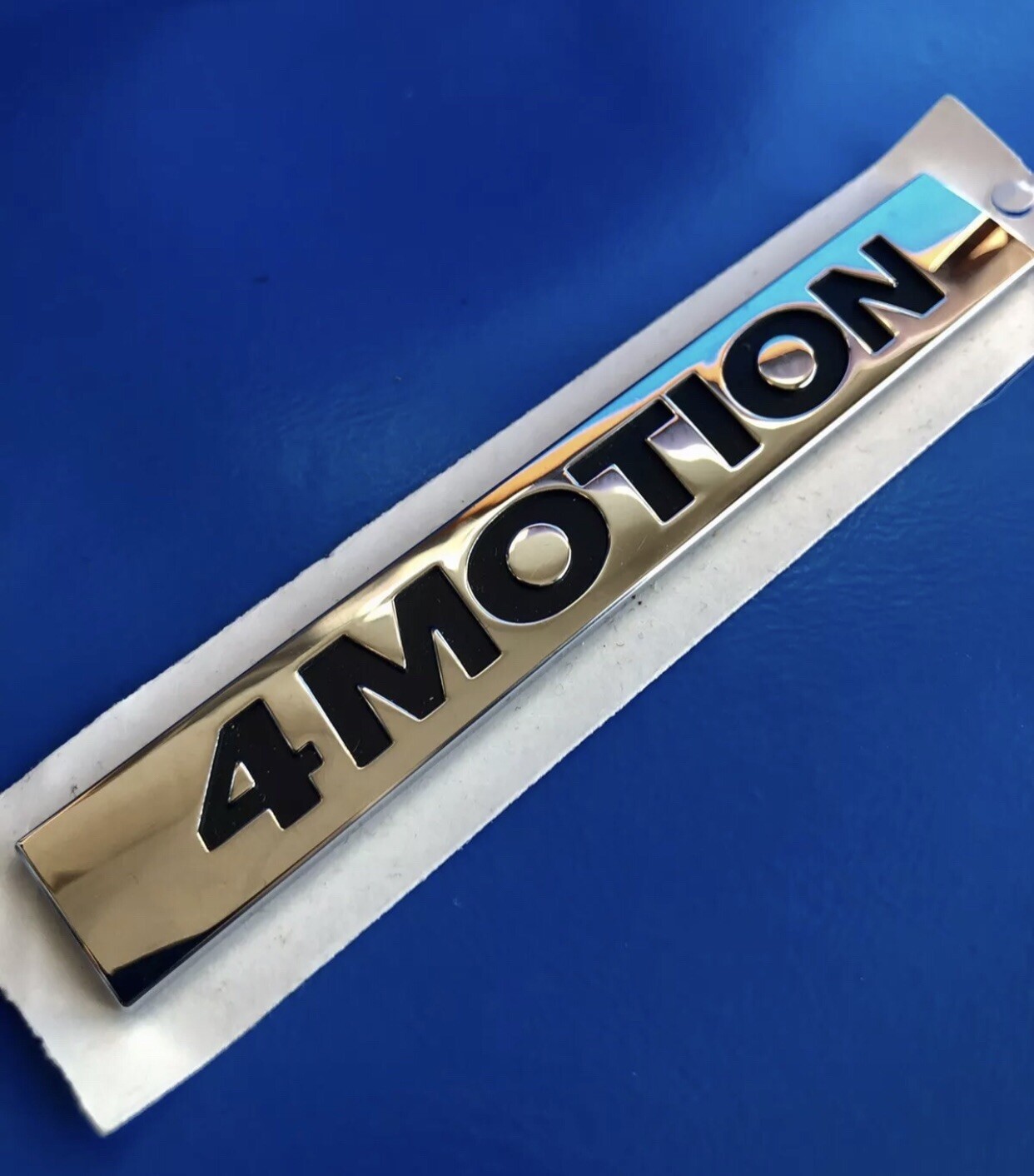 Badge 4MOTION VW d'origine chromé pour calandre de Golf et Tiguan