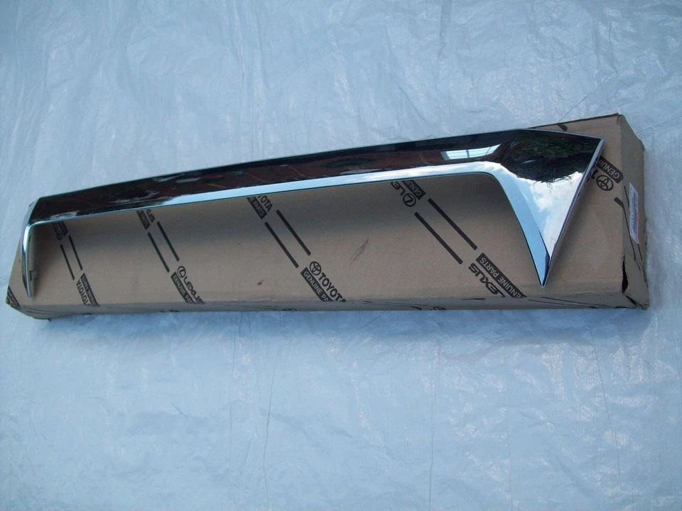 Moldura de rejilla de radiador delantera superior cromada genuina Toyota Hilux 531210K080 Foto 2 de 4