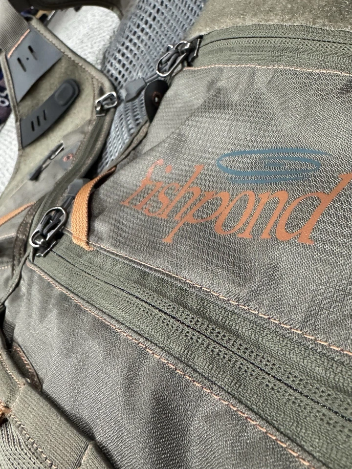 Chaleco de nailon Fishpond Flint Hills para hombre talla única pesca con mosca pescador (usado una vez) Foto 3 de 4