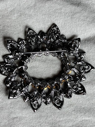 Vintage Rhinestone Brooch Black Rhinestone Silver Tone Unsigned - Picture 6 of 6
