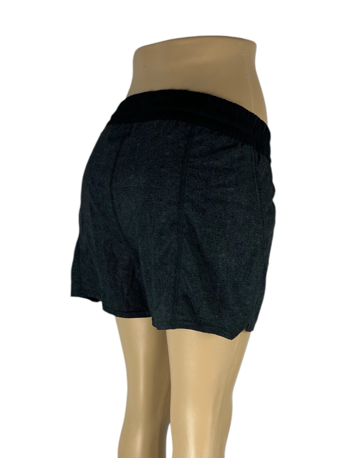 vuori clementine lined drawstring style athletic shorts