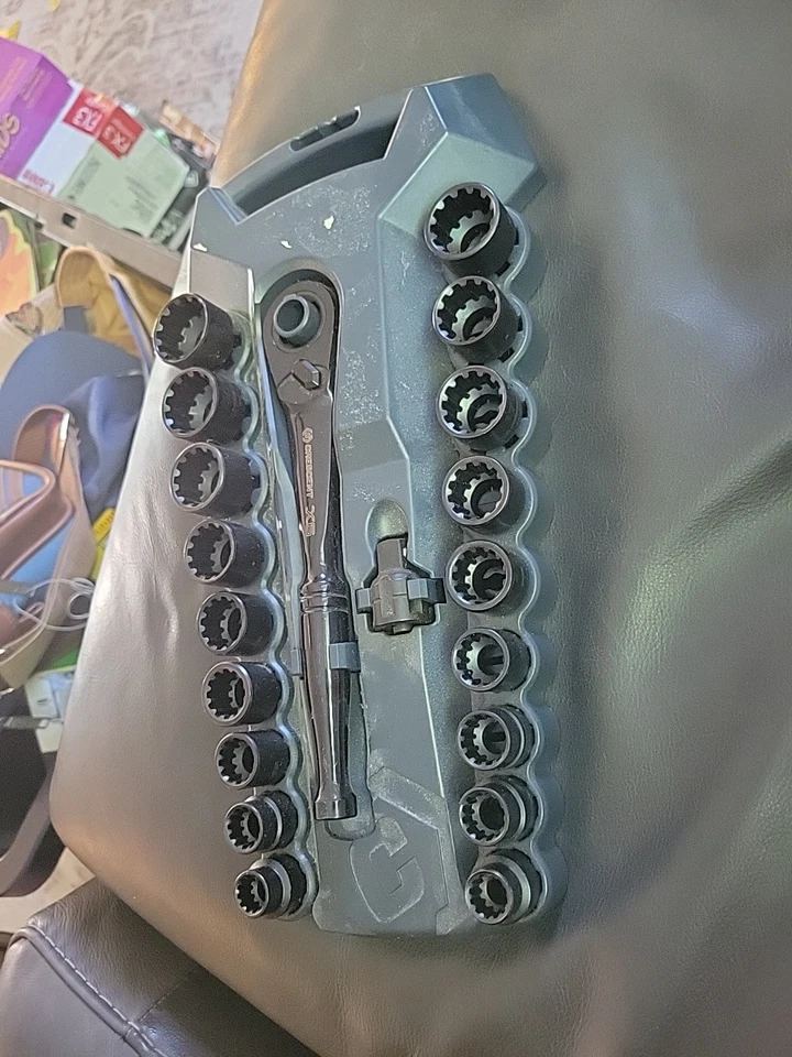 Crescent 20 Piece Socket Wrench Set X6 + 3/8 in Drive -Pass Through Metric + SAE - Image 2 of 4