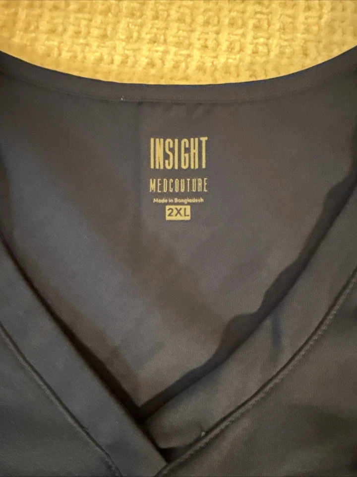 Blusa Médica para Mujer 2XL, con Dos Bolsillos. Azul oscuro, material claro. Foto 2 de 4