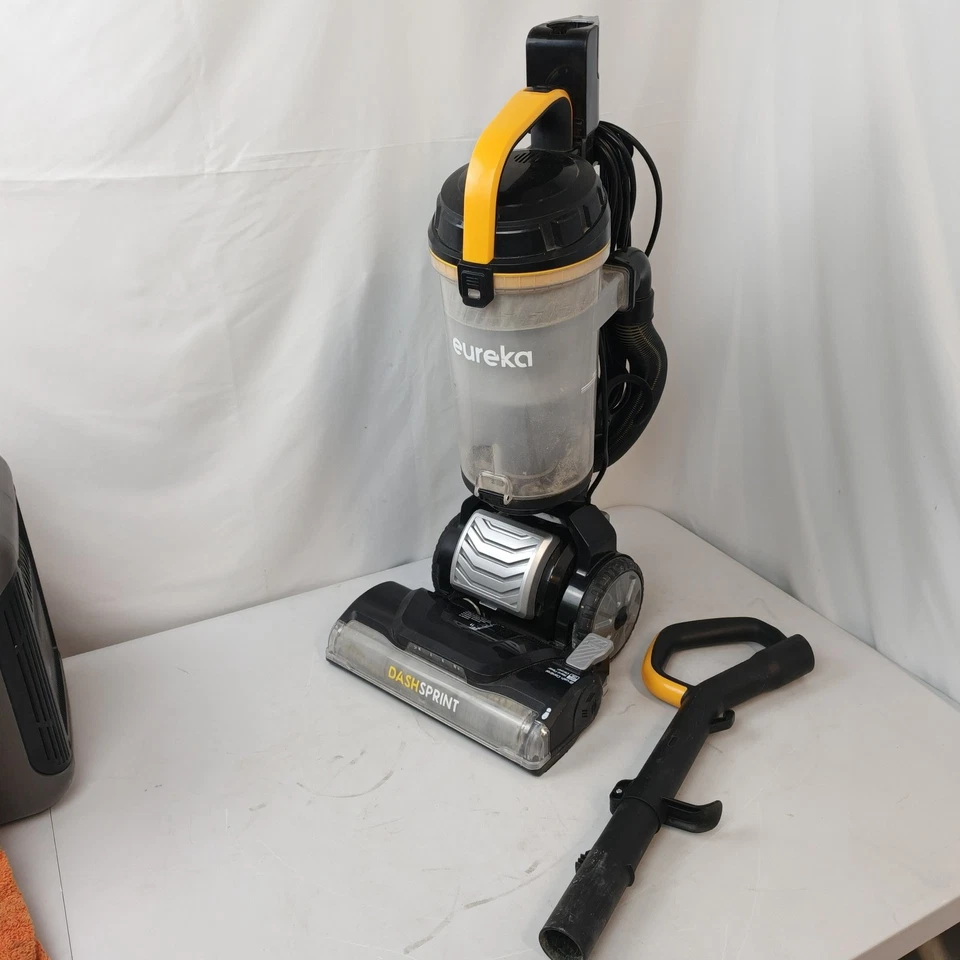 Eureka UEU610 Upright Vacuum Cleaner 3-in-1 2.2L Dust Cup – Used & Broken - Image 2 of 4