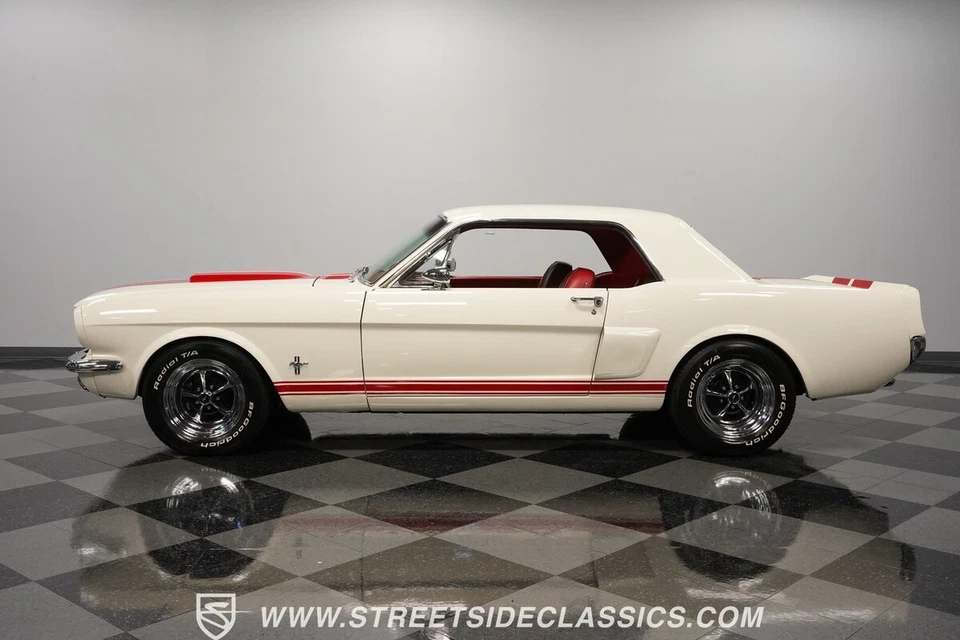 Ford Mustang 1966 Restomod Foto 3 de 4