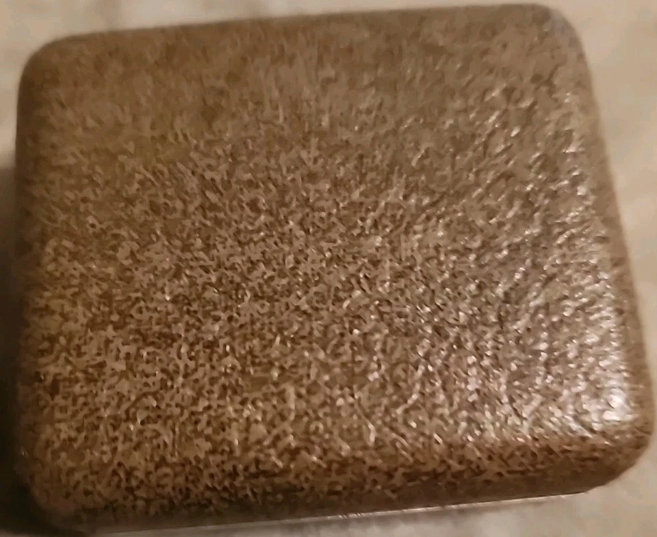 2 prendedores de solapa trasera vintage de empleados de farmacia People tono dorado  Foto 3 de 3