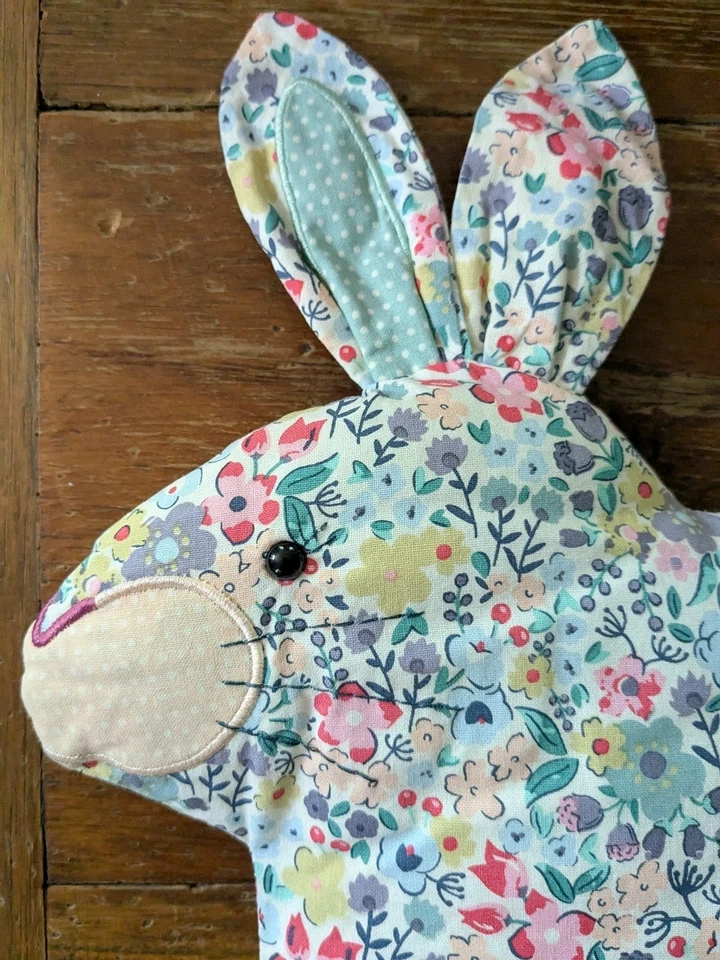 Tetera en forma de Ulster Weavers acogedora conejo pastel floral acolchada calentador conejito Foto 3 de 4