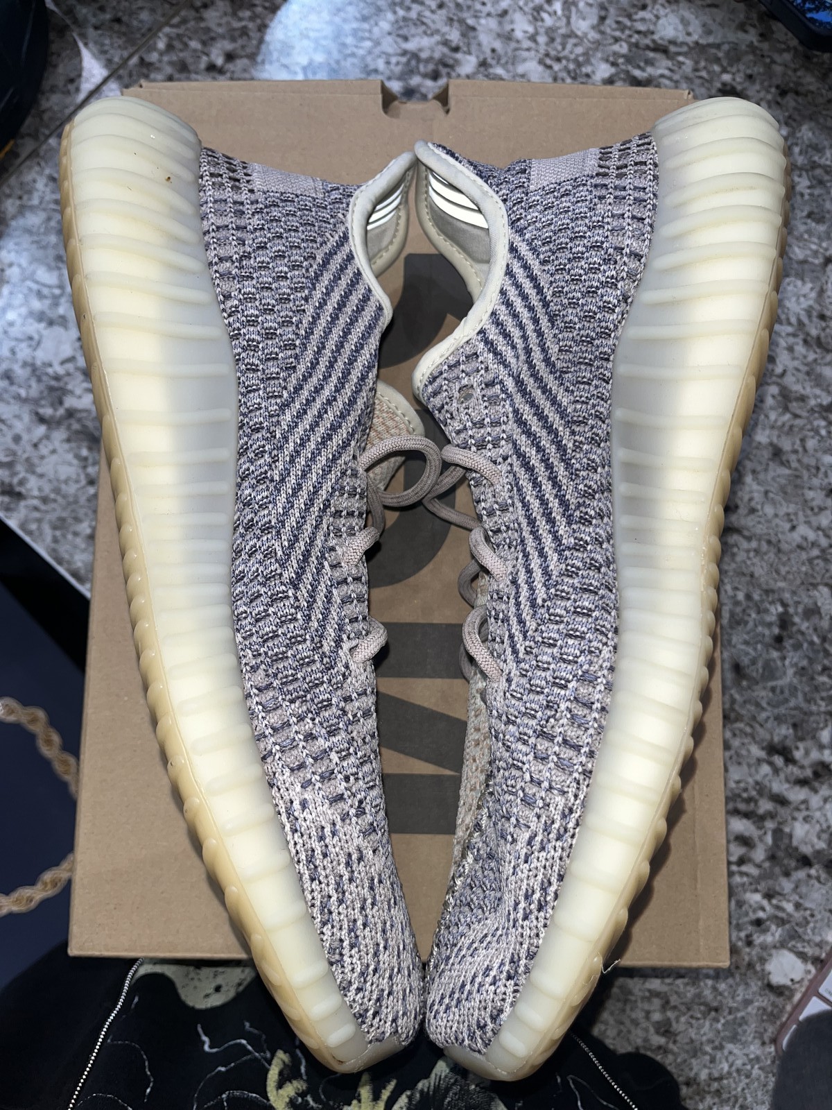 Size 12M/13.5W - adidas Yeezy Boost 350 V2 Ash Pearl GY7658 Pre-Owned thumbnail 4