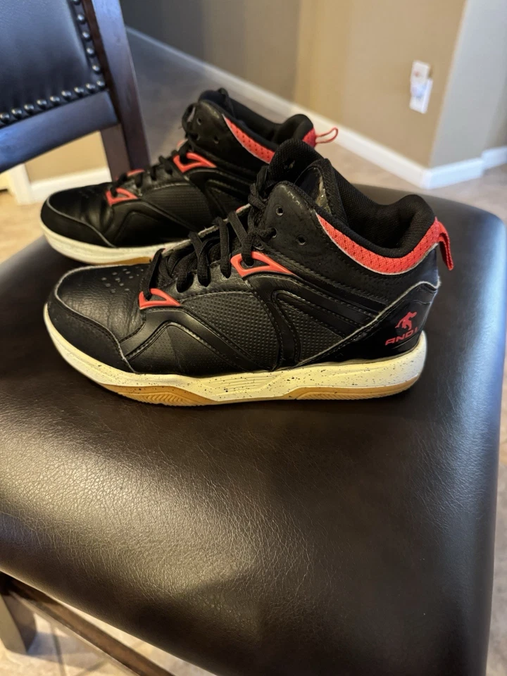 Y 1 Zapatillas Niños Talla 4 Negras y Rojas Deportes Escuela Baloncesto Con Cordones. Usado en excelente estado Foto 2 de 4