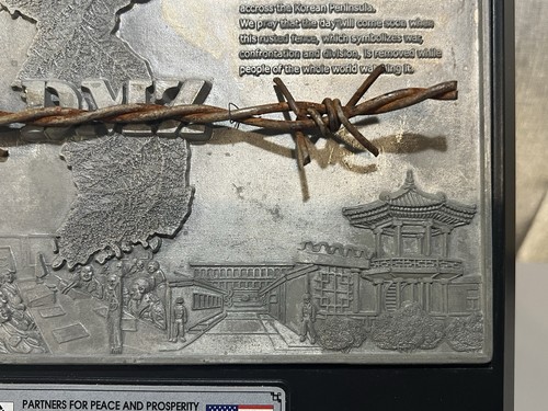 Der Drahtzaunabschnitt aus DMZ Gussrahmen Made in Korea 60. 1953-2013 - Bild 5 von 11