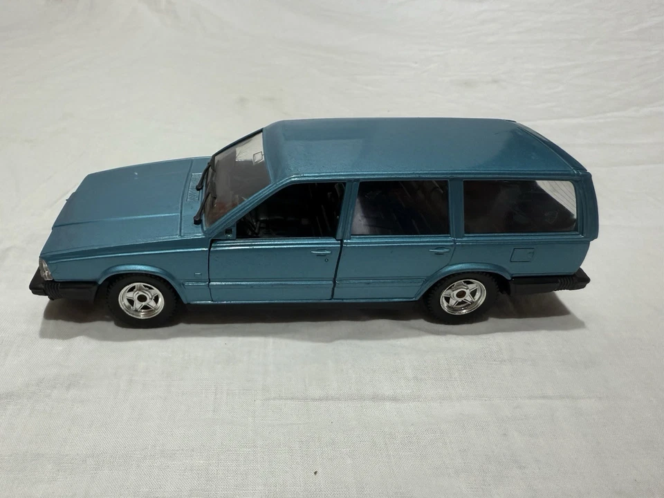 Polistil 1:25 Volvo 760 GLE No Burago Solido  - Immagine 2 di 4