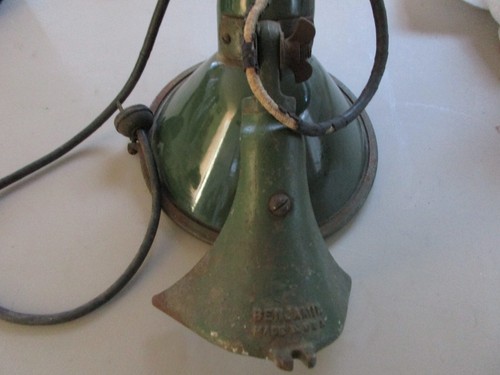 VINTAGE BENJAMIN BARN/INDUSTRIAL GREEN PORCELAIN LIGHT FIXTURE w/ METAL BRACKET - Picture 3 of 12
