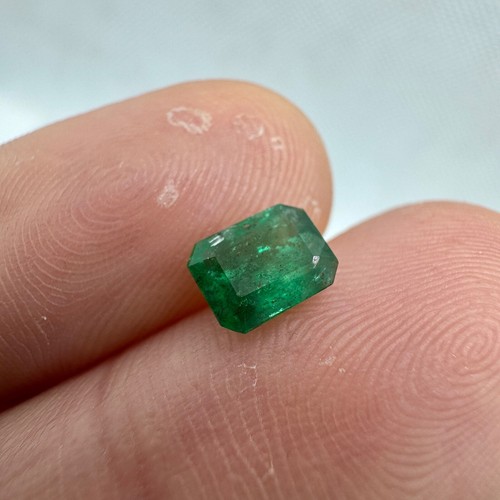 0.75 Carat Top Quality Natural Green Emerald Cut Gemstone From swat Pakistan - Picture 5 of 13