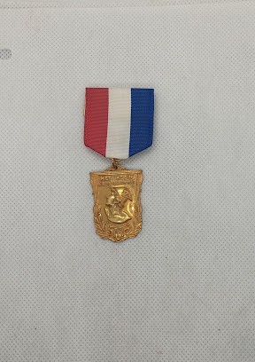 Antigua medalla de atletismo vintage. AAU. Met ASSn. Relleno de oro de 1-1/2" con - Imagen 3 de 3