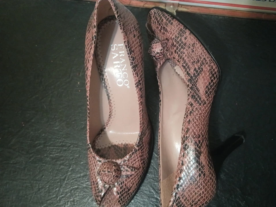 Zapatos de salón para mujer Franco Sarto a Diva con adornos de cuero sintético, talla 9, Carmel Foto 2 de 3