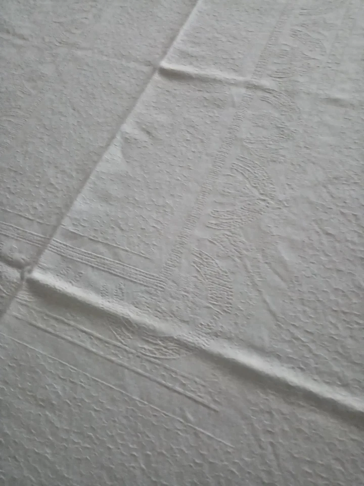 Linge de table. Une nappe et 12 serviettes en damassé. - Photo 3/4
