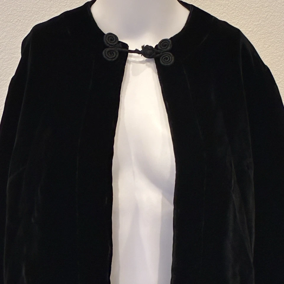 Chaqueta corta vintage de terciopelo negro talla pequeña hecha en EE. UU. cierre de rana elegante Foto 2 de 4