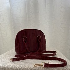bordeauxrote Handtasche in glänzender Optik