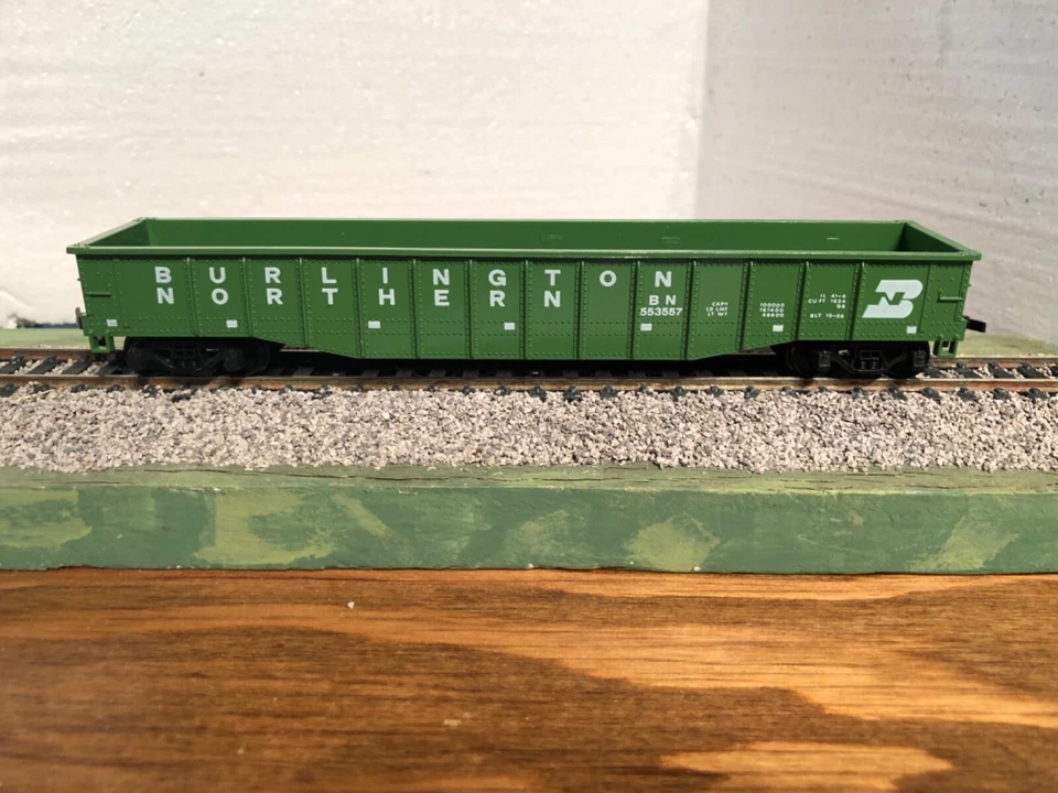 HO Scale 50’ AHM Burlington Northern Rib-Side Gondola (24-043) - Image 4 of 4