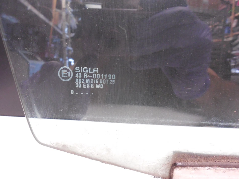 Front Right Door Glass Clear Window 1984-93 Mercedes Benz W201 190D 190E - Image 3 of 4