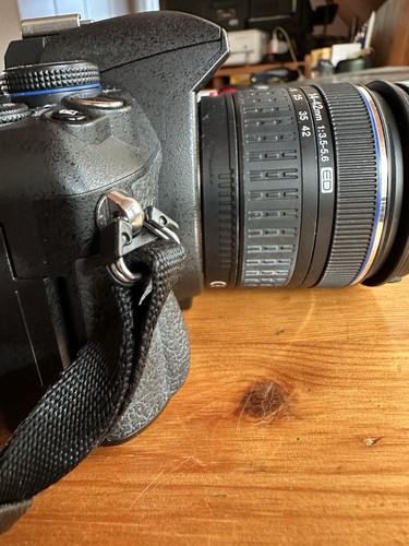 Olympus EVOLT E-450 10,0 MP Digitalkamera - Schwarz (Kit mit 14-42mm Objektiv) - Bild 4 von 8