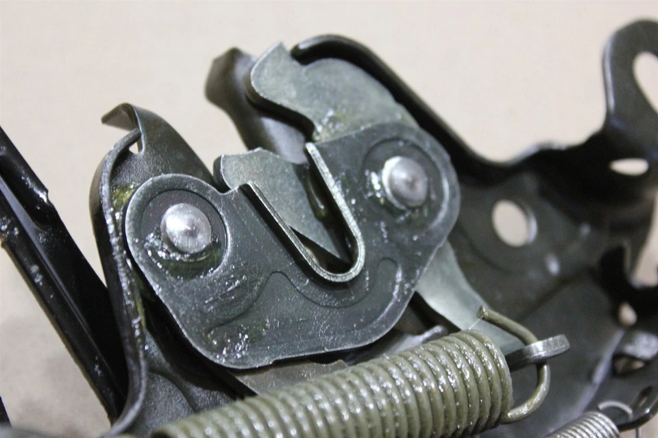 Bloqueo de cierre de capó Mitsubishi Eclipse MR287311 Chrysler Sebring OEM de fábrica Foto 4 de 4