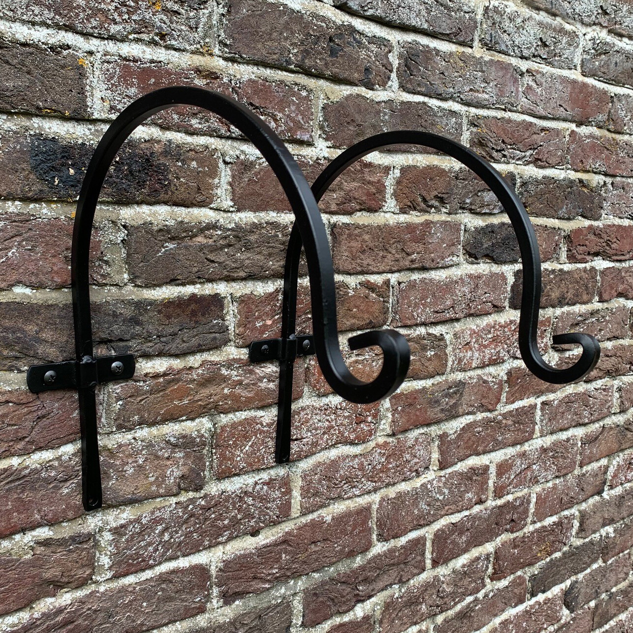 2 x Hanging Basket Brackets Metal Round Garden Wall Hooks Plant Hanger (30cm)