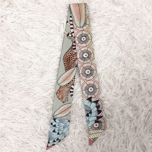 Sciarpa Hermes Twilly leopardata stampa animalier seta rosa con scatola 85 cm - Foto 3 di 9