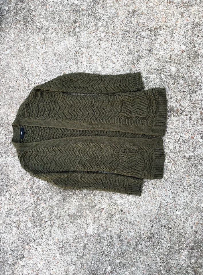 Acogedora pieza otoño/invierno. Cárdigan Olive Mossimo frente abierto con un chevron completo Foto 3 de 4