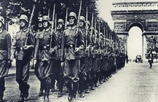 WW2 Picture Photo German soldiers march into Paris  5016