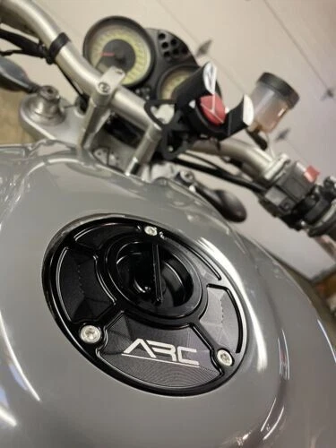 Tapa de tapa de combustible de gas de aluminio Billet negro ARC para Ducati 748 916 996 998 848 1098 Foto 2 de 4