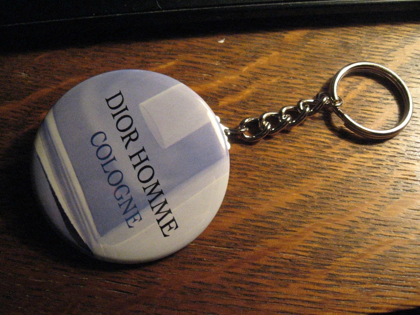Porte clés Dior Homme   Magazine réutilisé logo Cologne annonce sac à dos clip ornement