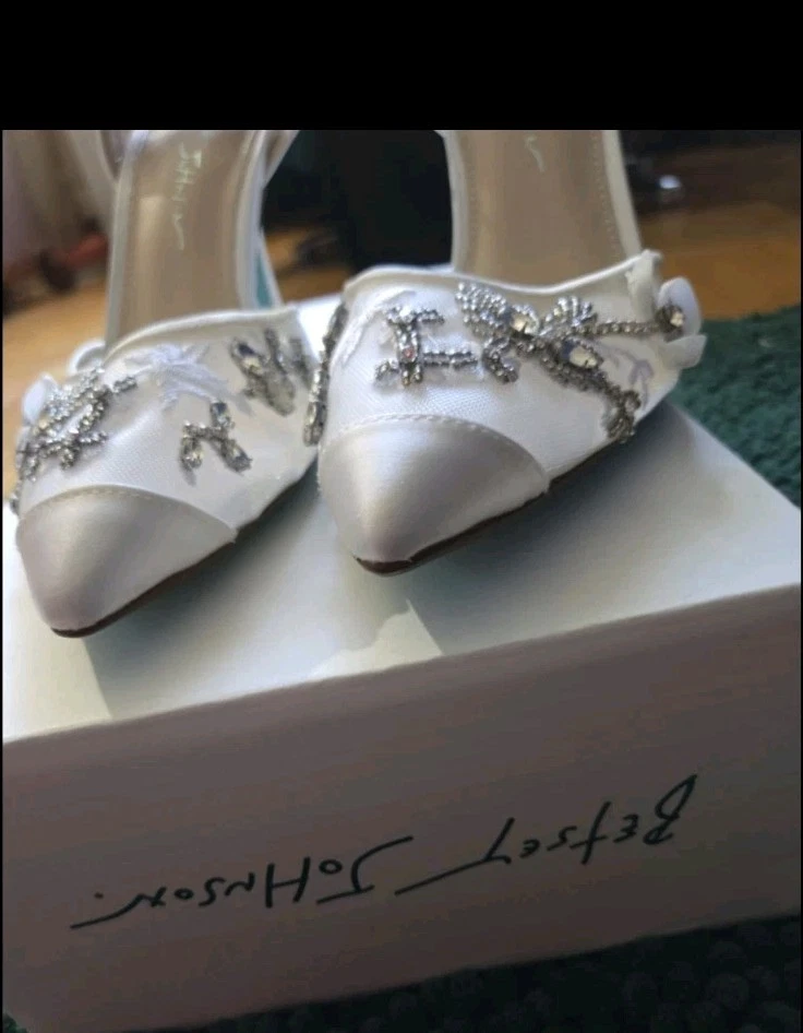 Betsy Johnson SB-Micki Ivory Heels Size 6 - Image 2 of 4