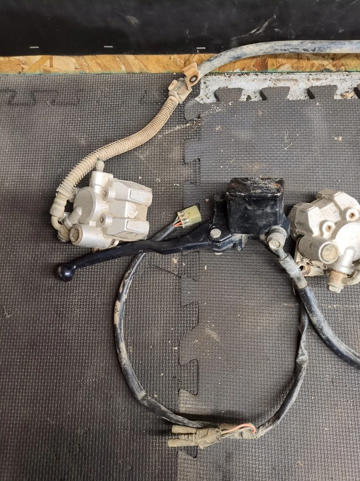 2004 04 Suzuki Eiger 400 cilindro maestro de freno delantero | pinzas | líneas de freno Foto 2 de 4