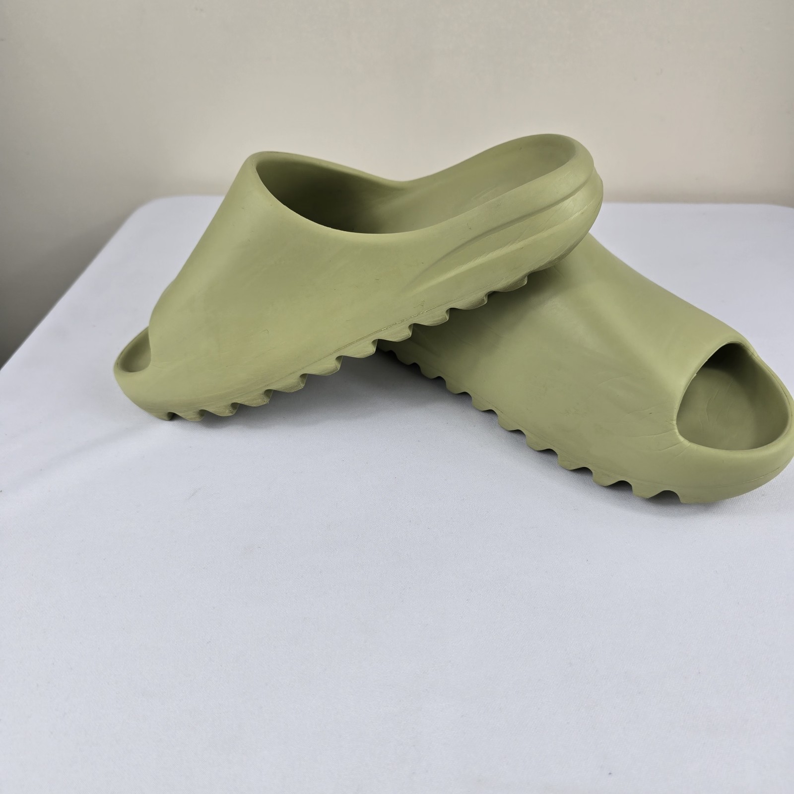 Women’s Size 10 US Adidas Yeezy Slides Resin Slippers No Box Authentic Used thumbnail 9