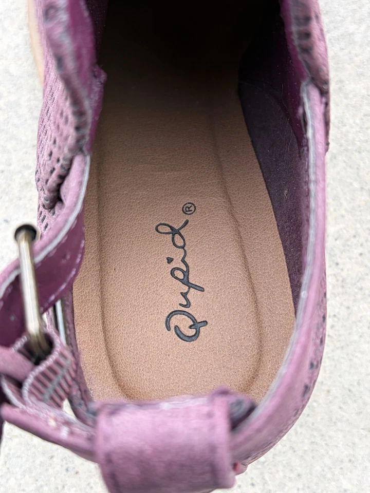 Zapatos de gamuza borgoña Qupid con detalles de recorte y tacón de 1 pulgada y hebilla lateral Foto 2 de 3