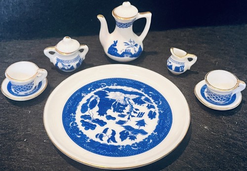 Vintage BLAU & WEISS MINI TEE SET Puppenhaus Porzellan Tassen Untertassen Milchkännchen Topf +