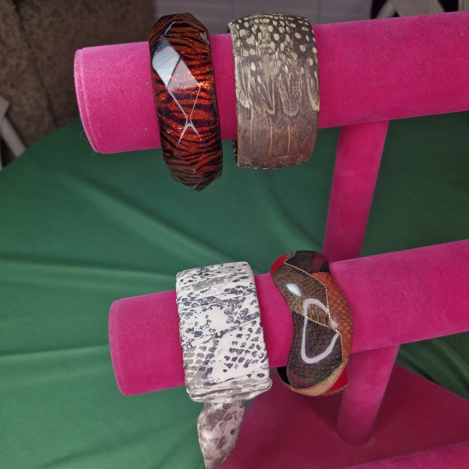 Lote 4 pulseiras temáticas com estampa de animais 3 pulseiras, 1 braçadeira tigre, réptil, pena - Imagem 4 de 4