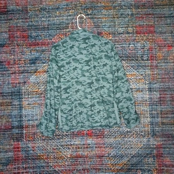 WEARABLES XCVI Mujer Gris Verde Negro Folksy Camuflaje Safari Popelina Chaqueta L Usada en Excelente Condición Foto 2 de 4