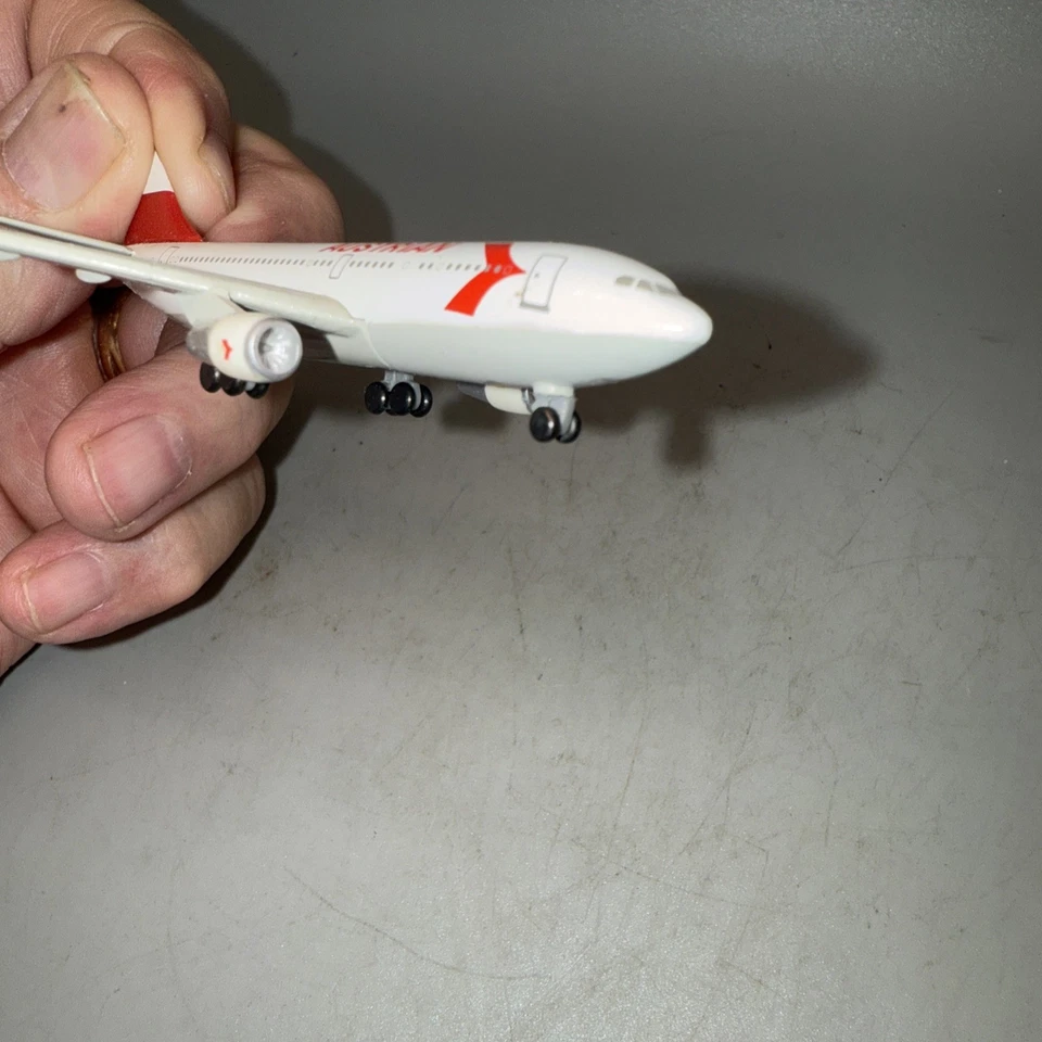 AC419926 AeroClassics A310 1/400 Modelo OE-LBO Austrian Airlines Foto 3 de 4