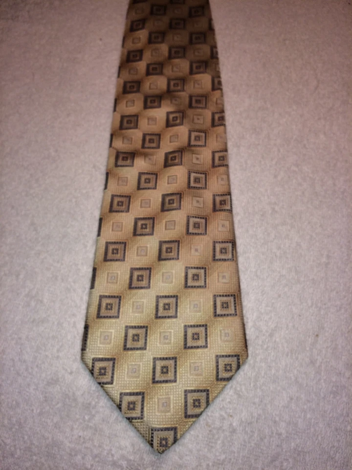 Gravata masculina UOMO DIFFERENCE BEGE AREIA COM QUADRADOS 4 X 59  - Imagem 2 de 4
