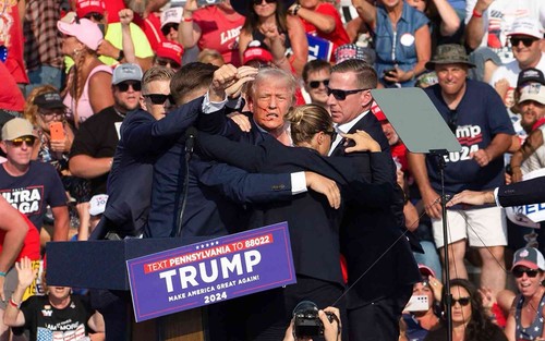 TRUMP FAUSTPUMPE NACH DEM SCHUSS 4x6 glänzend bedrucktes Foto