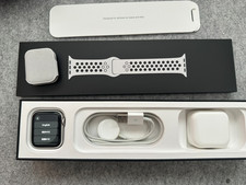 Apple Watch Series 5 44mm - Silver Aluminum Case with Platinum Black Nike Band