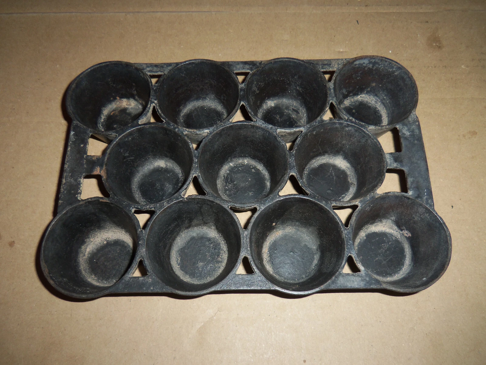 Vintage Griswold Cast Iron Muffin Pan 948 Cup Cake