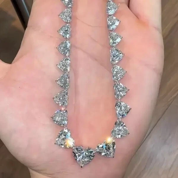Colar de tênis de 3 pinos coração graduado folheado a ouro 14K diamante criado em laboratório 56 quilates - Imagem 2 de 4