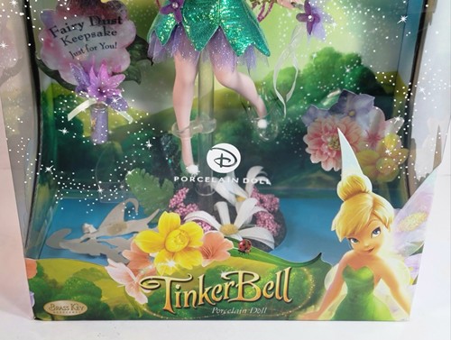 DISNEY FAIRIES TINKER BELL PORZELLAN MESSING SCHLÜSSEL ANDENKEN PUPPE 2008 UNGEÖFFNETE BOX - Bild 4 von 24