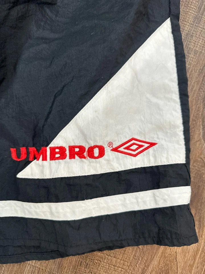 Shorts Umbro Masculino Vintage Nylon Anos 80/90 Atlético, Futebol EUA Preto Branco Vermelho - Imagem 3 de 4